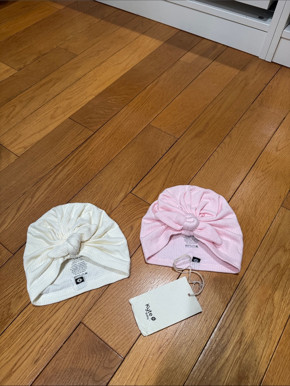 Kyte BABY Ribbed Knot Turban Hat in Pink & Cream